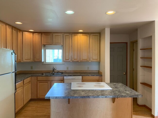 Building Photo - Great 5 Bed and 1.5 Bath House in the Broa...
