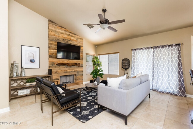 Building Photo - 5821 E Aire Libre Ave