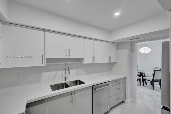 Building Photo - 400 Kings Point Dr