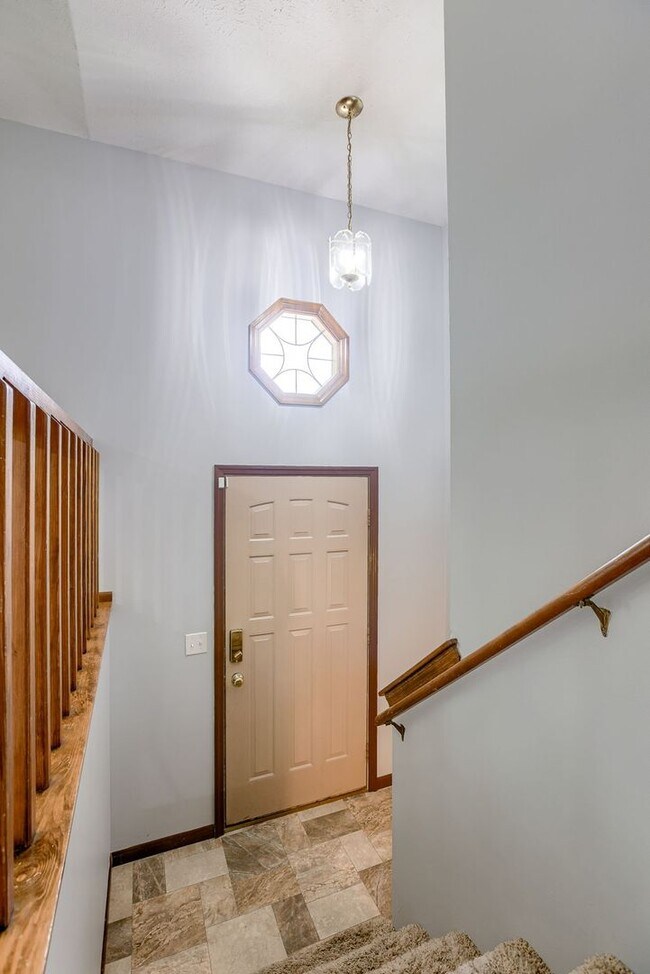 Building Photo - Great Location!!