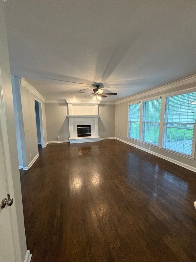 Foto del edificio - Open and Spacious 4 bed/4.5 bath Overland Park Home with Multiple Entertainment Areas