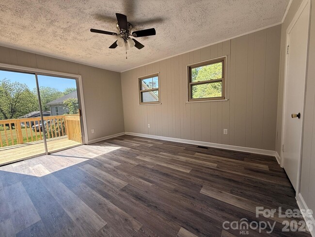 Foto del edificio - 742 Central Dr NW