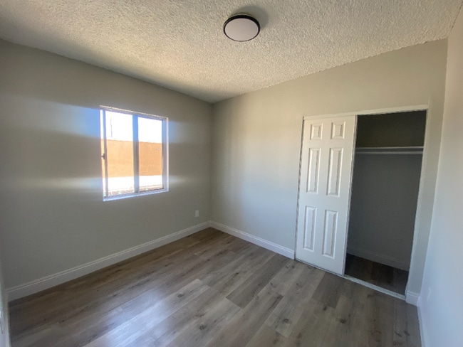 Foto del edificio - 7406 S Hoover St