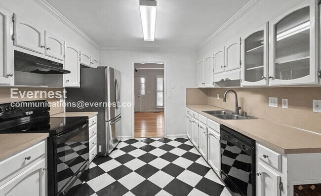 Foto del edificio - 3 Bed, 2 Bath Home with Garage / Available Now!