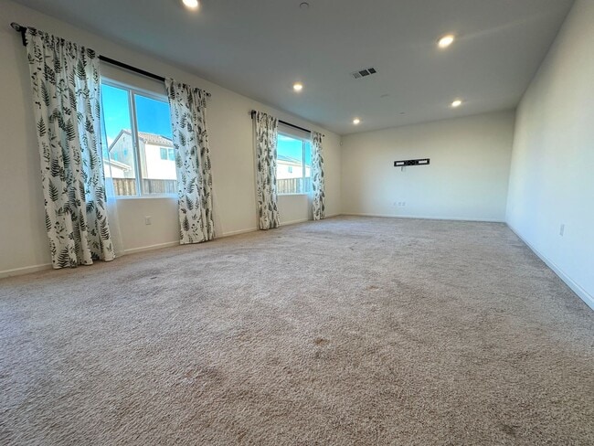 Foto del edificio - !!!PENDING!!! Stunning 3 Bedroom in Gated ...