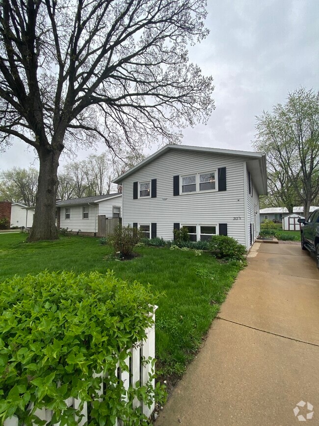 The Knolls Apartments for Rent with Gym/Fitness Center Normal, IL 2 Rentals