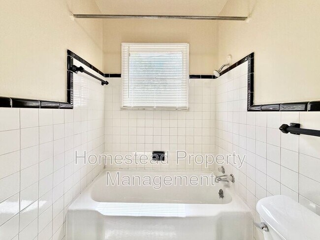 Foto del edificio - 819 N Key Blvd