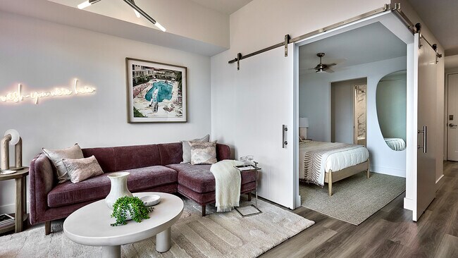 Apartamento con sala de estar y dormitorio con pisos estilo madera - Griffis West Palm