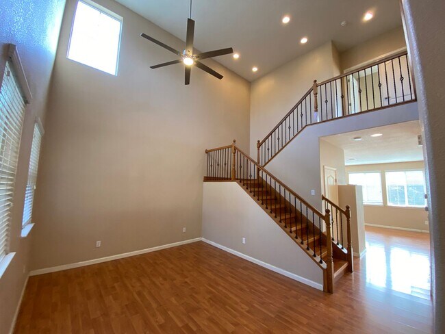 Building Photo - Two story home in NW Visalia Rent Ready!