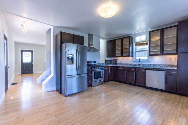 Foto del edificio - Available NOW  - Updated South Side Slopes Gem | Private Decks + Off-Street Parking