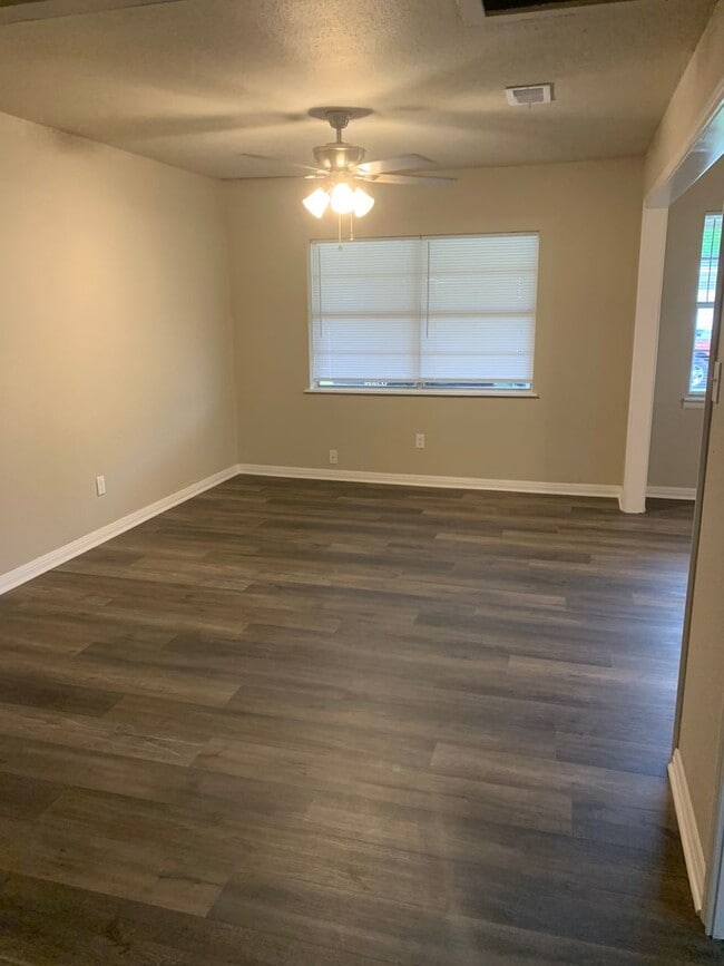 Building Photo - 4-Bedroom 1.5 Bath