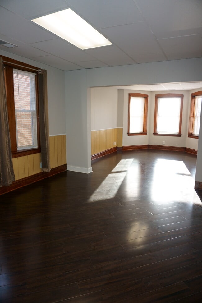 Comedor / Sala de estar - 2109 S 59th Ct