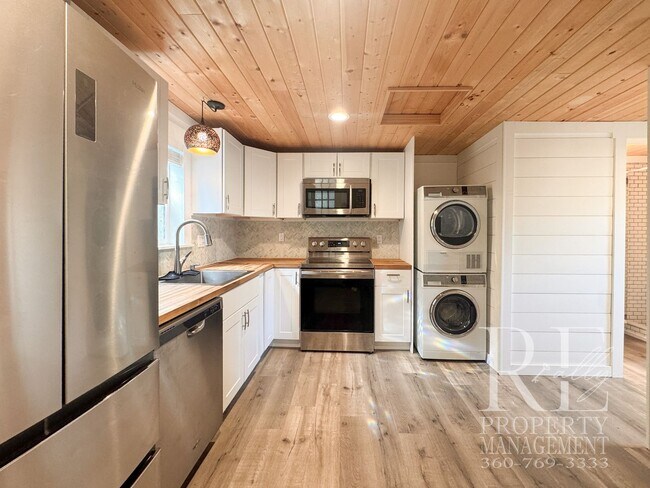 Foto del edificio - Modern Studio with Full-Size Kitchen Appliances, Covered Porch & Smart Storage