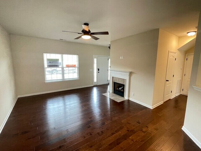 Foto del edificio - White House townhome- lawn care included, 1 car garage!