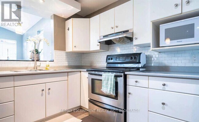 Building Photo - 3829 Northwood Dr