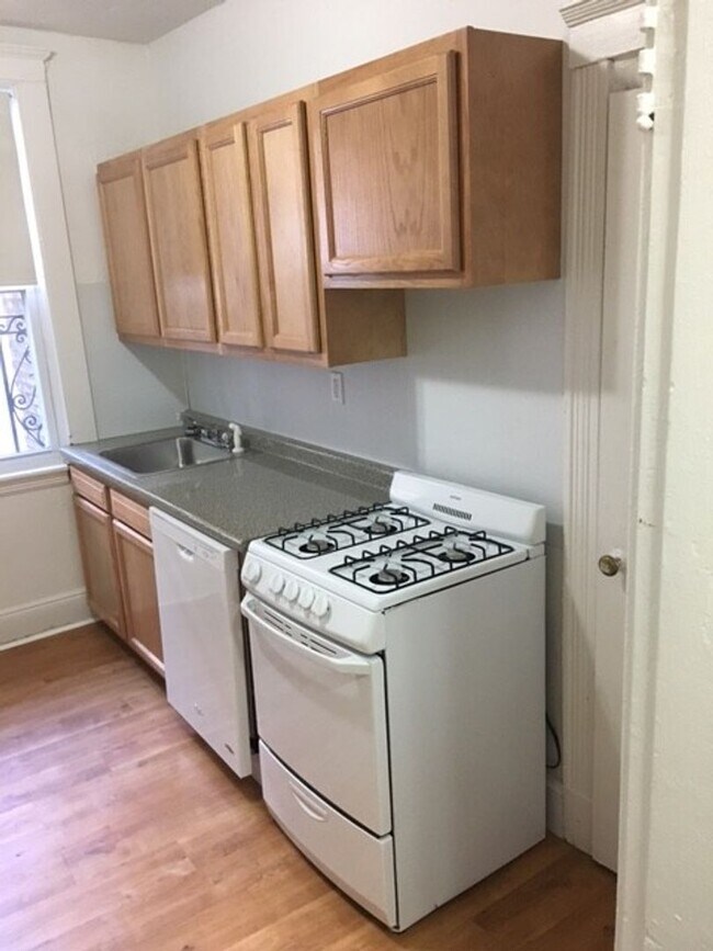 Building Photo - 1 bed 1 bath on Comm Ave in Brighton available 11/1