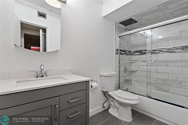 Building Photo - 2800 Somerset Dr