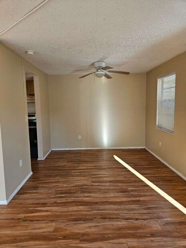 Building Photo - 129 Camphor Cir