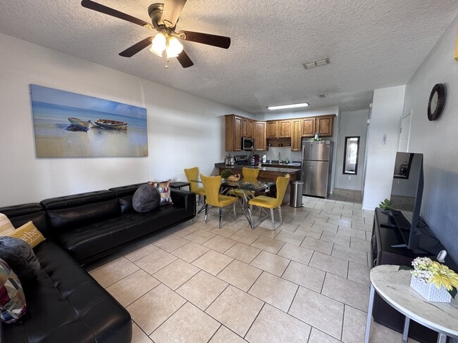 Foto del edificio - 1100 Century Oaks Dr
