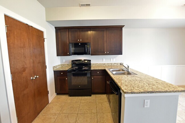 Building Photo - Shelby Twp - 3 Bedrooms, 2.5 Baths Townhouse, 2-Car Garage near Stony Creek Park