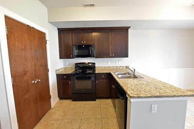 Foto del edificio - Shelby Twp - 3 Bedrooms, 2.5 Baths Townhouse, 2-Car Garage near Stony Creek Park