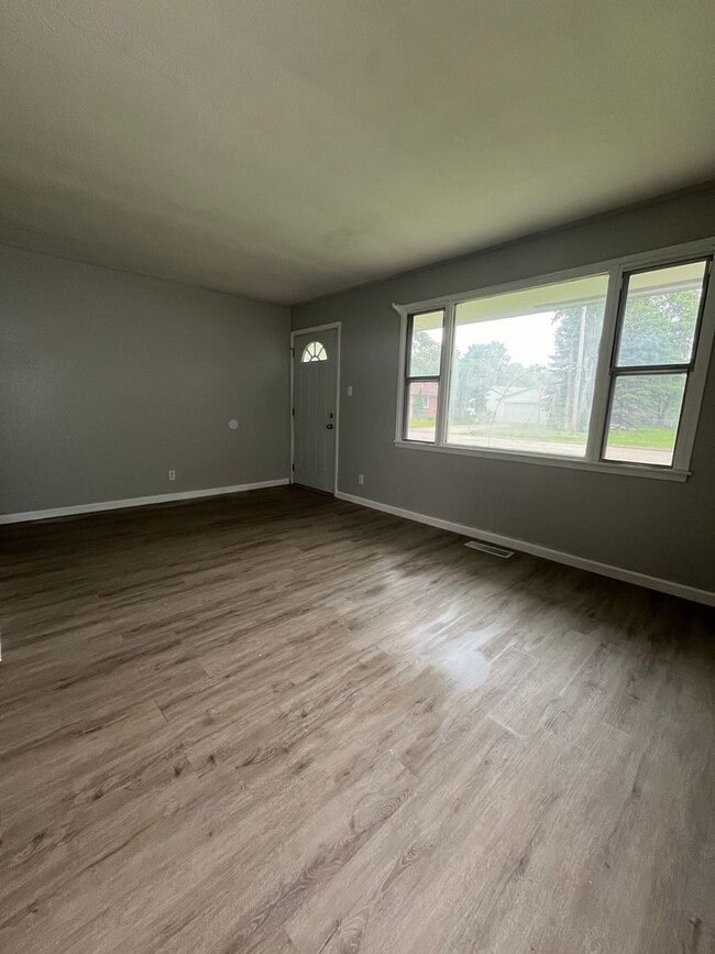 Building Photo - 2 Bedroom 1 Bathroom House