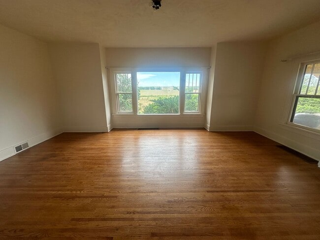 Building Photo - Large Country Home! Pet Friendly!