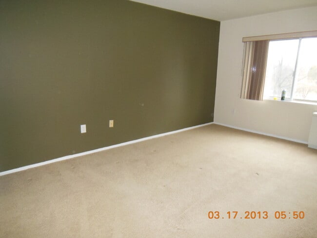 Building Photo - 1 Bed & Den -  All Utilities included