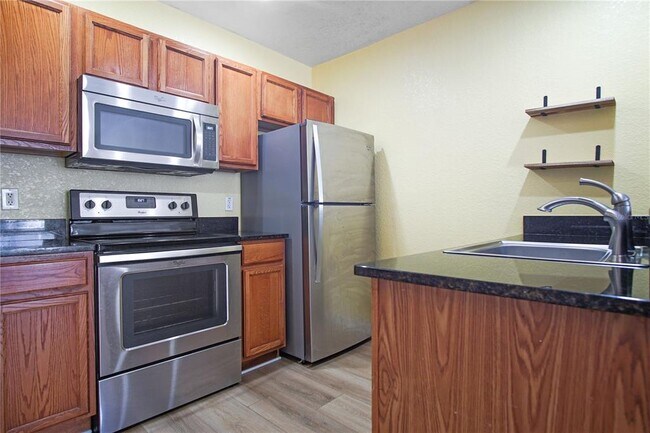 Foto del edificio - 4562 Yellowgold Rd E