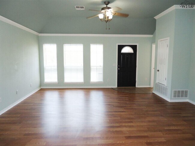 Building Photo - 6012 Oakmont Dr