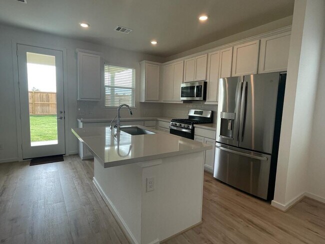 Building Photo - 7126 Clearwater Cv Dr