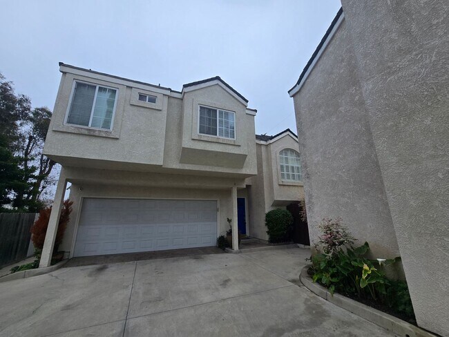 Building Photo - $1000 OFF FIRST MONTH'S RENT! 3 Bedroom 2.5 Bath Townhome,
