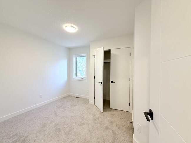 Photo du bâtiment - 14002 123a Ave NW