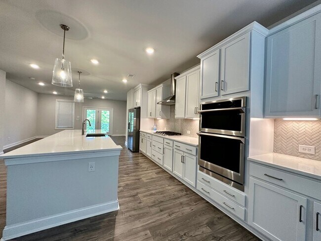Building Photo - Beautiful Townhome with 3 bedrooms, three ...