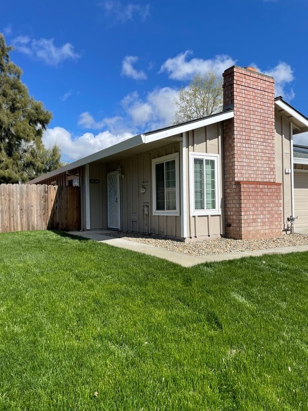 Primary Photo - REMODELED DUPLEX CLOSE TO DOWNTOWN IN S. N...