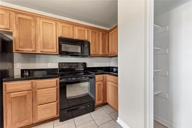 Building Photo - GREAT LOCATION IN ROGERS!!!