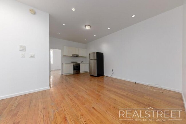 Foto del edificio - 4 bedroom in Brooklyn NY 11221