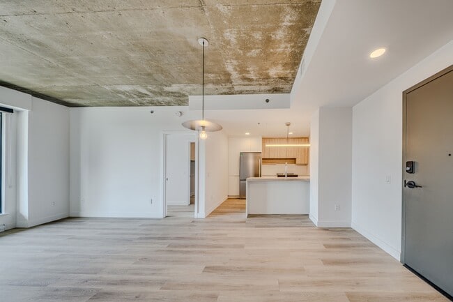 Building Photo - B636