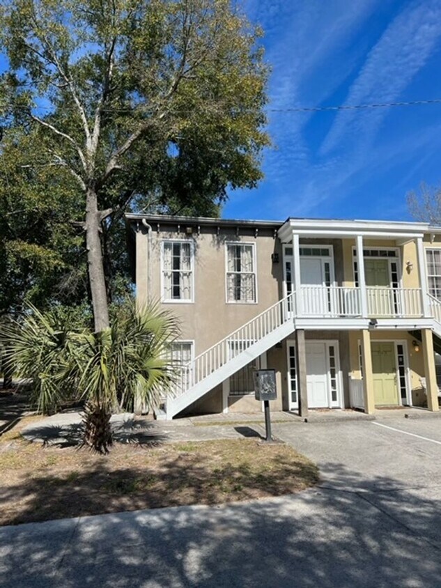702 Tattnall St Unit B, Savannah, GA 31401 Room for Rent in Savannah