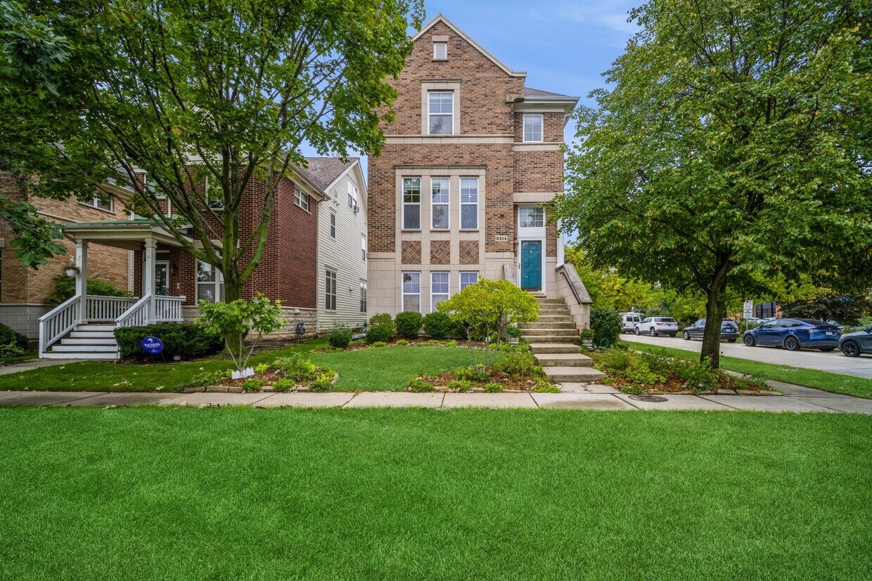 Primary Photo - 2414 W Lake Ave