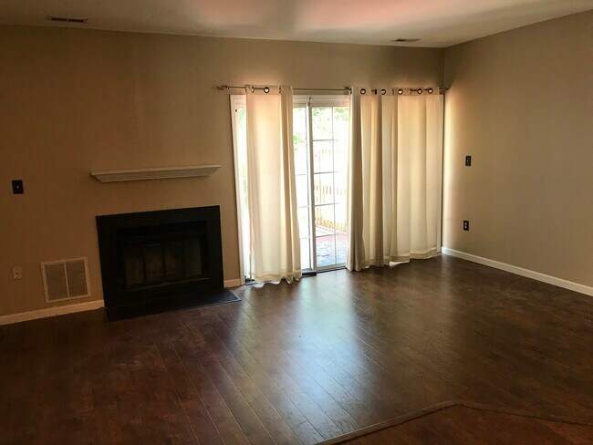 Sala de estar/familiar - 1005 Hemlock Ct