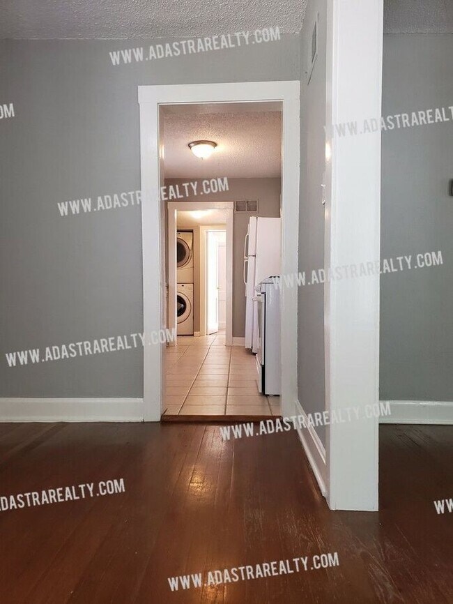 CUTE WALDO HOUSE!!Showing NOW!! House for Rent in Kansas City, MO