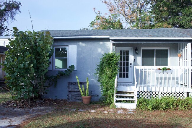 Frente de la casa - 1202 Hibiscus St