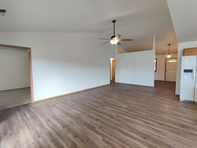 Building Photo - Great South Kennewick location close to fr...