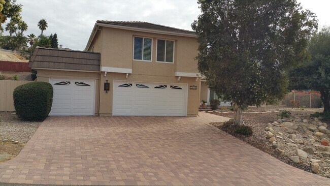 Foto del edificio - Beautiful Bonita Home, 4 Bedrooms, 2.5 Baths, 3 Car Garage, Pool!