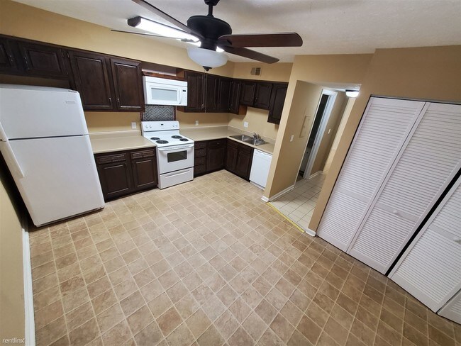 Building Photo - 3 br, 2.5 bath Condo - 11453 N Tazwell Dr
