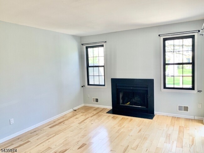 Building Photo - 305 Marten Rd