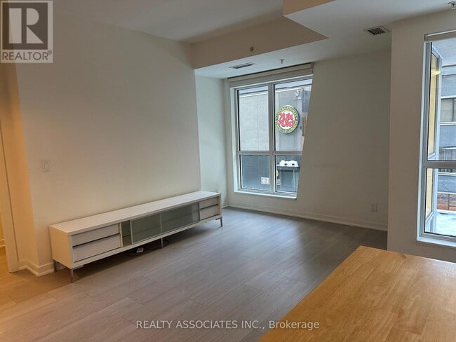 Photo du bâtiment - 199 Richmond St W