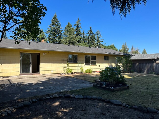 Building Photo - Charming Home with Large Backyard