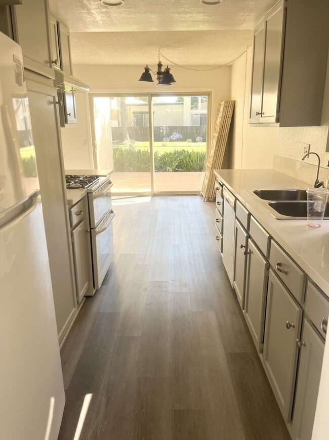 Building Photo - Beautiful Newly Remodeled 3 Bedroom 2 Bath...